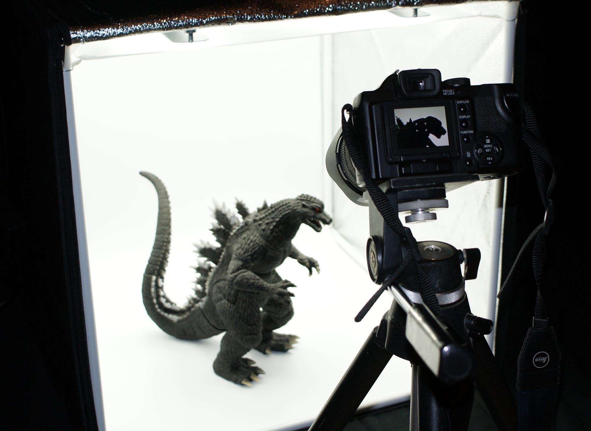 Prise photographie de produit et objet (Godzilla)
